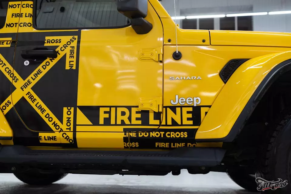 Jeep Wrangler. Разработка графики, печать и оклейка, динамические ходовые огни в фары, желтые ремни и окрас металлического бампера.